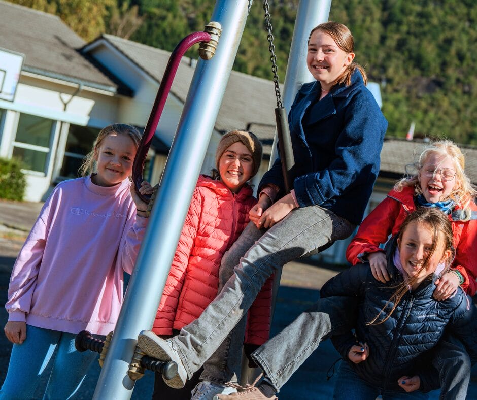 Bjørnar-hopper-ved-Ravnafjell En person som er midt i ett hopp ved flott utsikt fra Ravnafjell