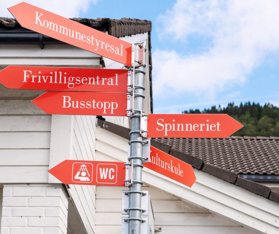 Bjørnar-hopper-ved-Ravnafjell En person som er midt i ett hopp ved flott utsikt fra Ravnafjell