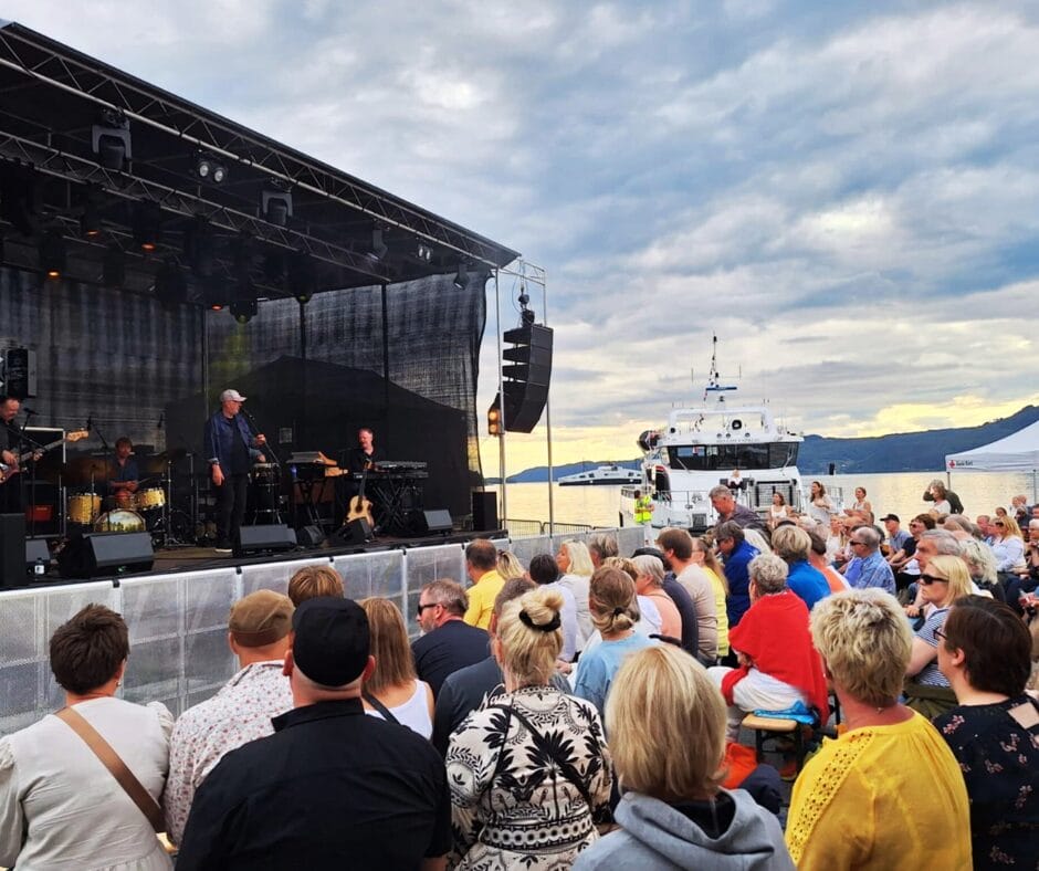 Bjørnar-hopper-ved-Ravnafjell En person som er midt i ett hopp ved flott utsikt fra Ravnafjell