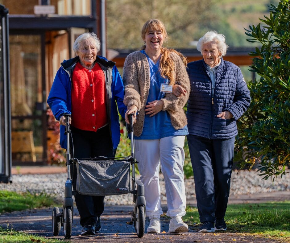 Bjørnar-hopper-ved-Ravnafjell En person som er midt i ett hopp ved flott utsikt fra Ravnafjell