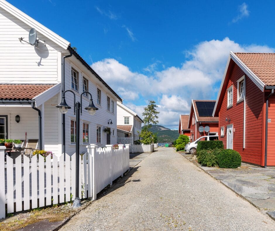 Untitled design (4) En person som er midt i ett hopp ved flott utsikt fra Ravnafjell