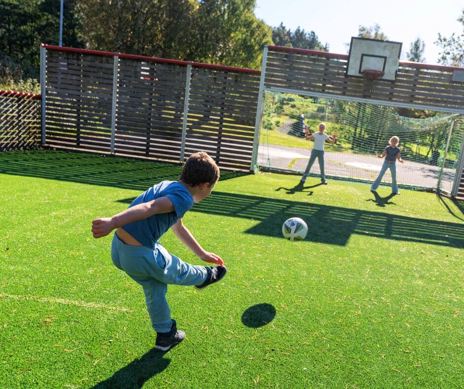 Bjørnar-hopper-ved-Ravnafjell En person som er midt i ett hopp ved flott utsikt fra Ravnafjell